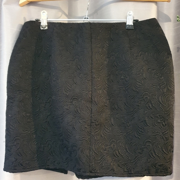 Ladakh black skirt with asymmetrical hemline and embossed pattern - size 12. - Picture 3 of 6